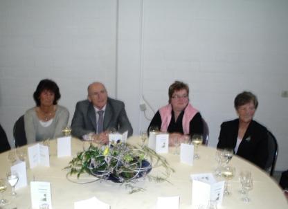 Zu den herzlich begrüßten Ehrengästen des Jugendmannschaftswettbewerbs um den Küstenfischpokal gehörte auch der Stadtpräsident von Ribnitz-Damgarten Peter Warnke (2.v.l.) mit seiner Gattin. Foto: Eckart Kreitlow